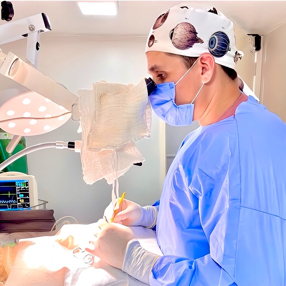Dr. Anderson Gouveia em cirurgia oftalmológica no microscópio